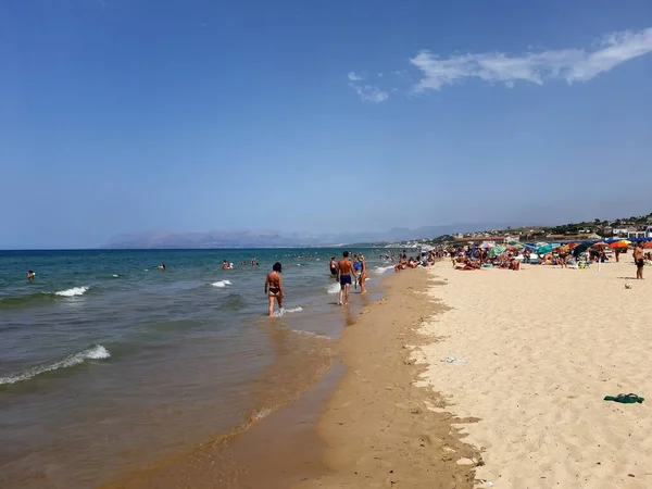 Suggestiva Immagine Una Spiaggia Sabbiosa Sicilia Estate Sotto Bellissimo Cielo — Foto Stock