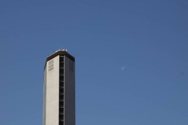 Milan Pirelli gökdeleni, Merkez İstasyondan gökdelenin anımsatıcı görüntüsü