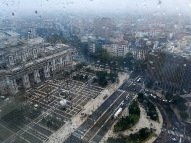 Milan Merkez İstasyonu, istasyon meydanı manzaralı.