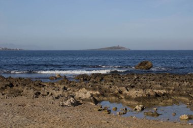 Sicilya, İtalya 'da arka planda deniz kıyısının anımsatıcı görüntüsü