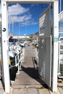 İtalya 'daki Palermo turistik limanı, liman limanlarından birinin girişi. 