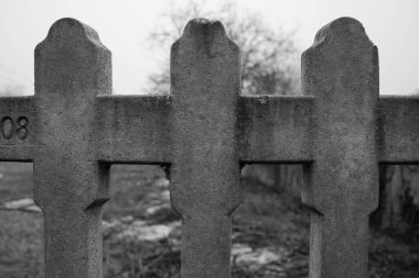 Eski gri beton bir çitin anımsatıcı siyah beyaz görüntüsü 