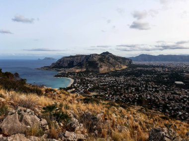 Mondello, Sicilya, Capo Gallo Reserve 'den şehrin panoramik manzarası, Pellegrino Dağı ve uzaktaki Cefal promontuvarı.