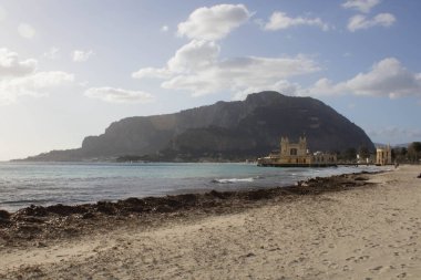 Mondello, Sicilya, temiz su ve güzel mavi gökyüzü ile sahilin anımsatıcı görüntüsü.