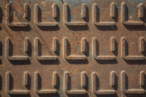 Kare şeklindeki kabartmalı şekilli paslı yüzey dokusunun canlandırıcı görüntüsü