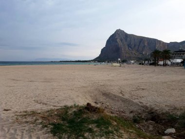 Yazın Sicilya 'da kumlu bir kumsalın güzel mavi bir gökyüzünün altında canlandırıcı bir görüntüsü. 