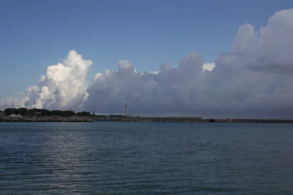 Evocadora Imagen Una Playa Arena Con Promontorio Fondo Del Mal —  Fotos de Stock