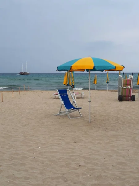 Imagem Evocativa Uma Cadeira Praia Com Guarda Chuva Colorido Uma — Fotografia de Stock