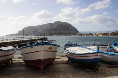 İtalya 'nın Sicilya kentindeki küçük bir balıkçı köyünde demirlemiş balıkçı teknelerinin canlandırıcı görüntüsü.