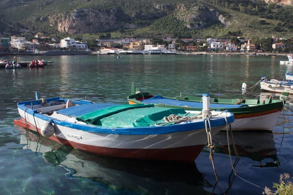 İtalya 'nın Sicilya kentindeki küçük bir balıkçı köyünde demirlemiş balıkçı teknelerinin canlandırıcı görüntüsü.
