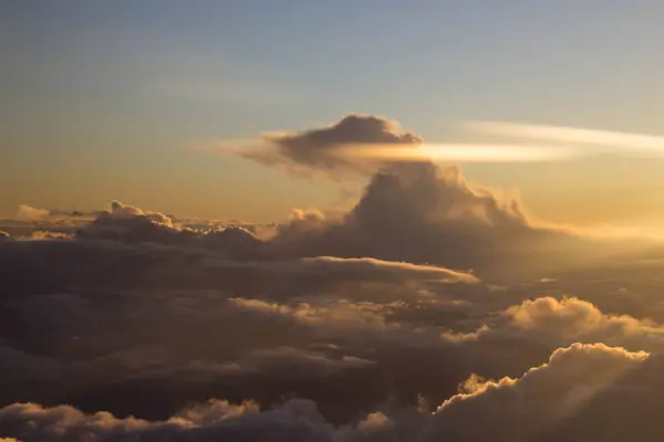 Espetacular Pôr Sol Visto Avião Com Nuvens Primeiro Plano Distância — Fotografia de Stock