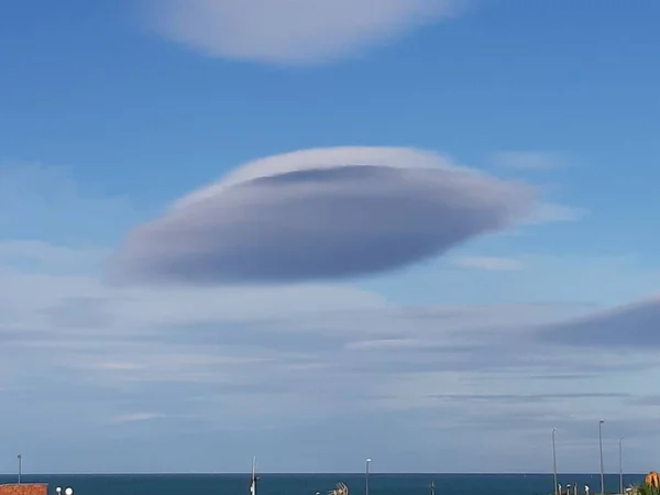 Збуджуюче Зображення Язичкової Хмари Морем Відстані — стокове фото