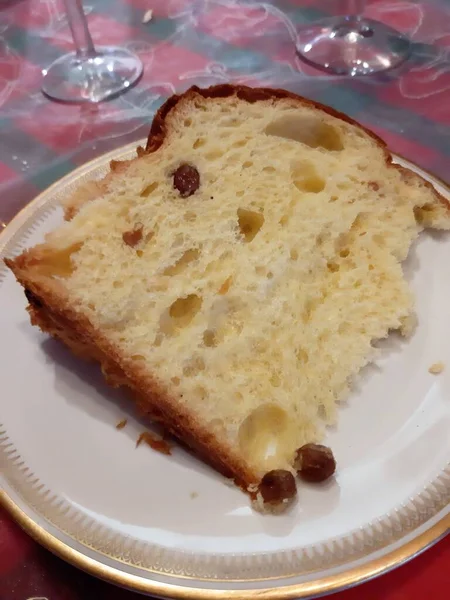 Panettoneolarak bilinen İtalyan Noel pastasının yakın plan resmi şekerli meyve ve kuru üzümlere dayanıyordu.