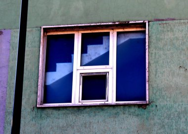 Sokaktaki eski bir evin canlandırıcı görüntüsü