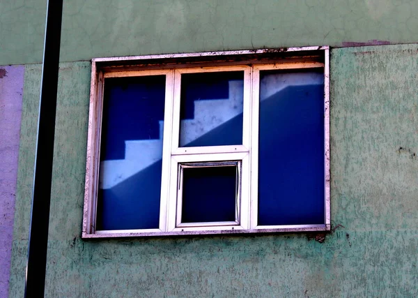 Sokaktaki eski bir evin canlandırıcı görüntüsü