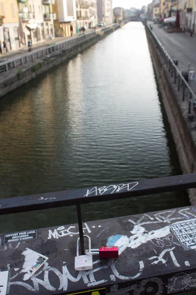 Imagem Evocativa Cadeados Amor Primeiro Plano Fechado Grelha Uma Ponte — Fotografia de Stock