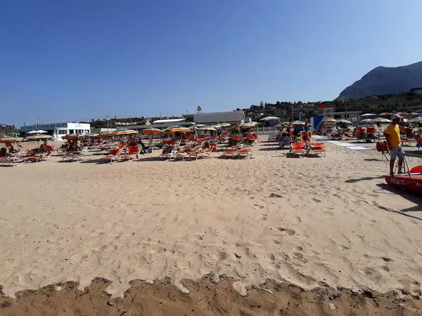 Suggestiva Immagine Una Spiaggia Sabbiosa Sicilia Estate Sotto Bellissimo Cielo — Foto Stock