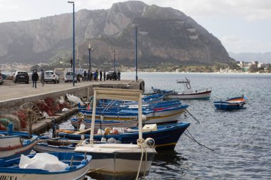 İtalya 'nın Sicilya kentindeki küçük bir balıkçı köyünde demirlemiş balıkçı teknelerinin canlandırıcı görüntüsü.