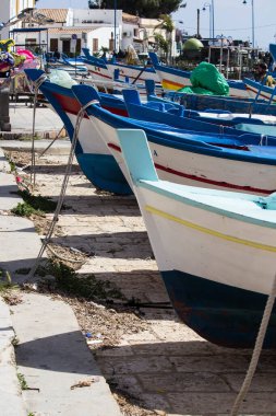 İtalya 'nın Sicilya kentindeki küçük bir balıkçı köyünde limanda demirlemiş bir kayığın pruvasının canlandırıcı görüntüsü.