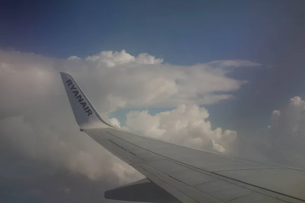 2021 28米兰Malpensa机场 Ryanair廉价航空公司飞往意大利 令人联想起飞机在飞行过程中的机翼形象 — 图库照片