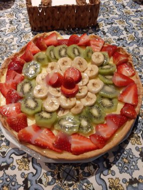 Çilek, kivi ve muzdan yapılmış ev yapımı meyveli kekin canlandırıcı görüntüsü