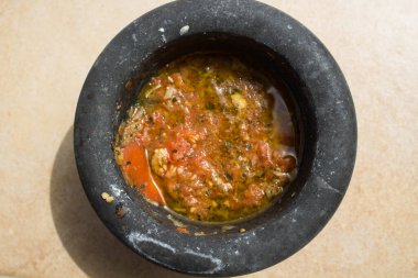 Ev yapımı domates, sarımsak, yağ ve fesleğene yakın plan İtalyan tarifi için havan topu hazırlama 