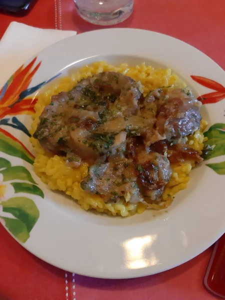 Ein Typisches Mailänder Risotto Mit Safran Und Ossobuchi — Stockfoto