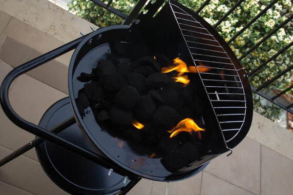 Imagem Evocativa Ignição Carvão Para Churrasco Com Lareira Carvão Thatit — Fotografia de Stock