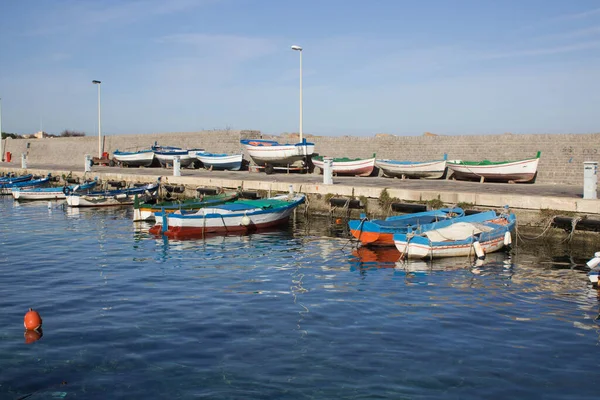 İtalya 'nın Sicilya kentindeki küçük bir balıkçı köyünde demirlemiş balıkçı teknelerinin canlandırıcı görüntüsü.