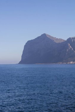 Sicilya, İtalya 'da arka planda deniz kıyısının anımsatıcı görüntüsü