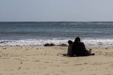 Yazın Sicilya 'da kumlu bir kumsalın güzel mavi bir gökyüzünün altında canlandırıcı bir görüntüsü. 
