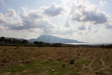 Sicilya, İtalya 'da arka planda deniz kıyısının anımsatıcı görüntüsü