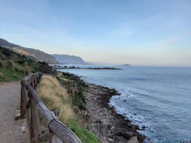 Sicilya, İtalya 'da arka planda deniz kıyısının anımsatıcı görüntüsü