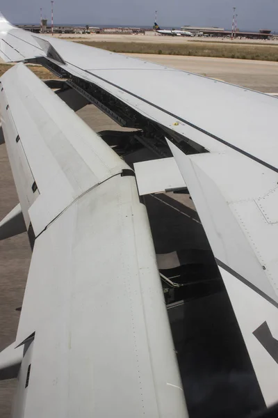 Detail Van Vleugel Van Een Vliegtuig Met Flappen Beweging Tijdens — Stockfoto