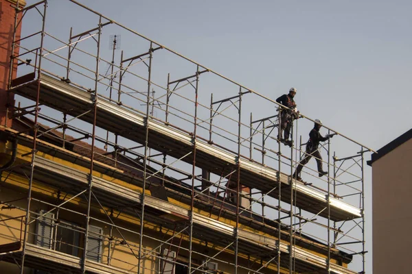 Evocative Image Workers Engaged Assembling Scaffolding Buildingto Restructured — Fotografia de Stock