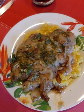 Safran ve ossobuchi ile pişirilmiş tipik bir Milano ev yapımı risottosunun canlandırıcı görüntüsü.