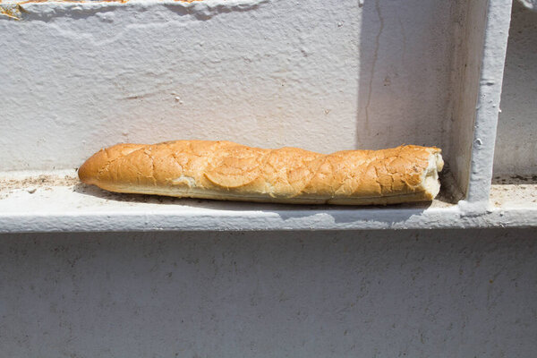 Напоминающее изображение крупным планом буханки хлеба на парапете парома, ждущего чаек
