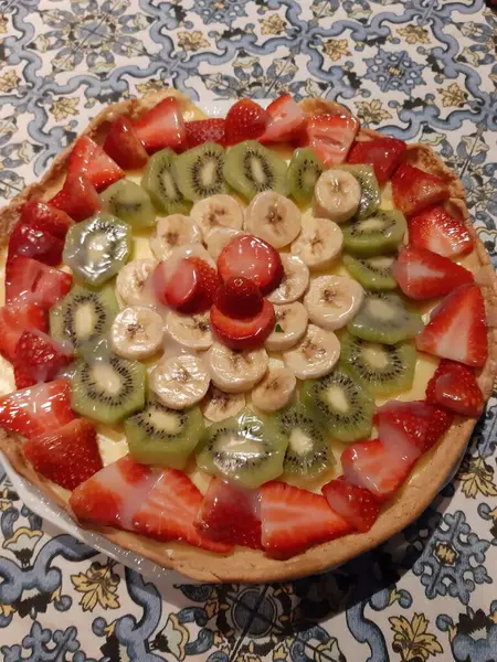 Evokatives Bild Eines Hausgemachten Obstkuchens Mit Erdbeere Kiwi Und Banane — Stockfoto