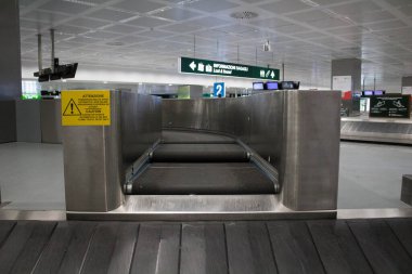 Bagaj teslimatı için İtalya 'daki bir havaalanındaki taşıyıcı bandın anımsatıcı görüntüsü