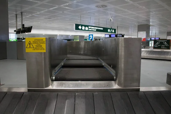 Bagaj teslimatı için İtalya 'daki bir havaalanındaki taşıyıcı bandın anımsatıcı görüntüsü