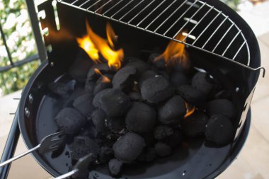 kömürün ateşlenmesinin canlandırıcı görüntüsü kömürle birlikte kömür alev alıyor.
