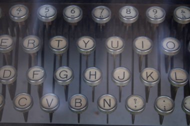 Eski bir daktilonun tuşlarının dokusunun anımsatıcı görüntüsü