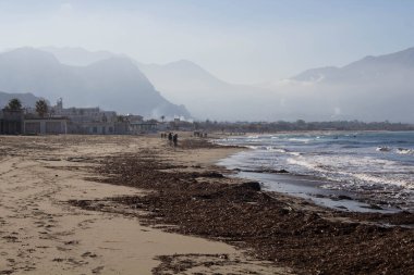 Yazın Sicilya 'da kumlu bir kumsalın güzel mavi bir gökyüzünün altında canlandırıcı bir görüntüsü. 