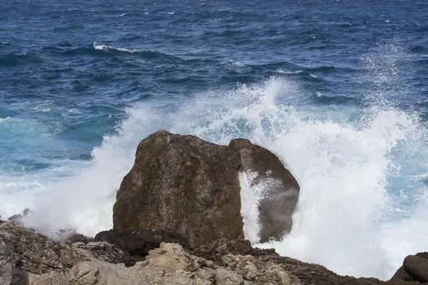 Evocative Image Rough Sea Hitting Rocks Sicily — Fotografia de Stock