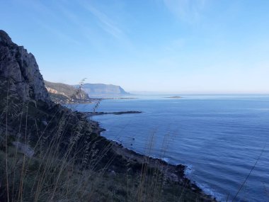 Sicilya, İtalya 'da arka planda deniz kıyısının anımsatıcı görüntüsü