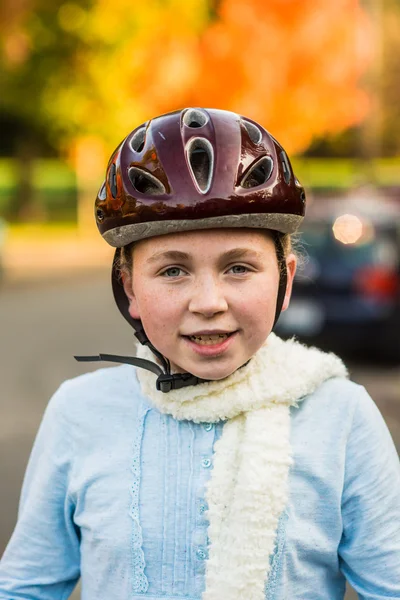 Νεαρό κορίτσι σε πτώση φορώντας κράνος ποδηλάτων — Φωτογραφία Αρχείου