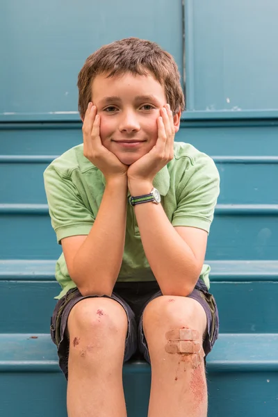 Enfant avec genoux déchirés Images De Stock Libres De Droits
