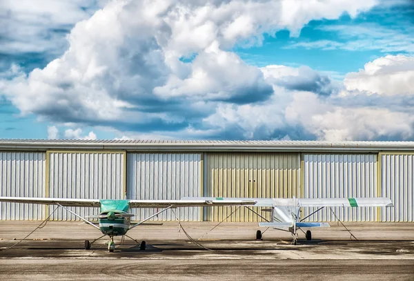 Aviões ligeiros no aeródromo, cabide atrás Fotos De Bancos De Imagens