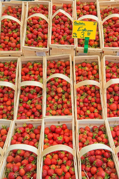 Strawberry baskets at local market, Berlin, Germany — Stock Photo, Image