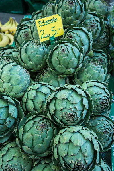 Artichokes at farmer's market — Stock Photo, Image